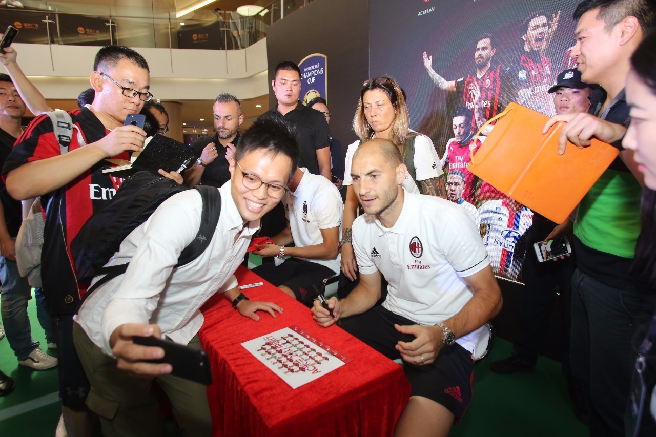 AC米兰训练开放日，今夜绝杀压哨引欢呼，法国杯在即，训练强度明显提升